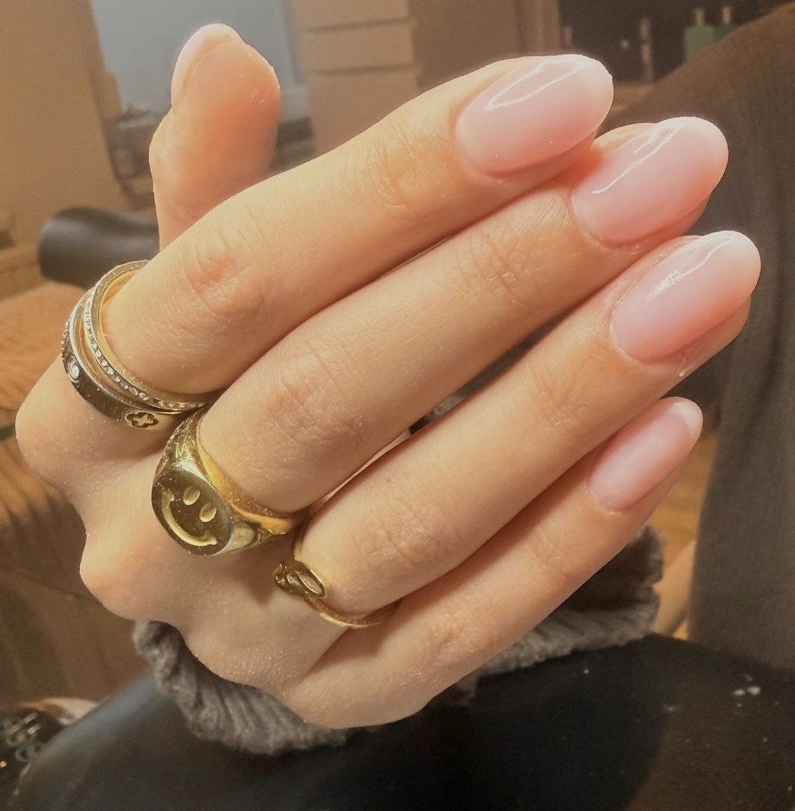Naturel nude amandelnagels met gouden ringen