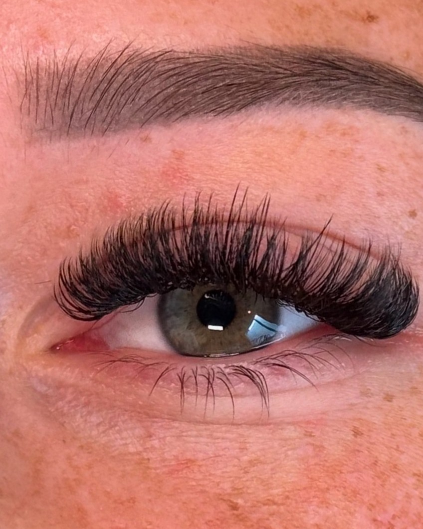 Wimperextensions en een strak gevormde wenkbrauw