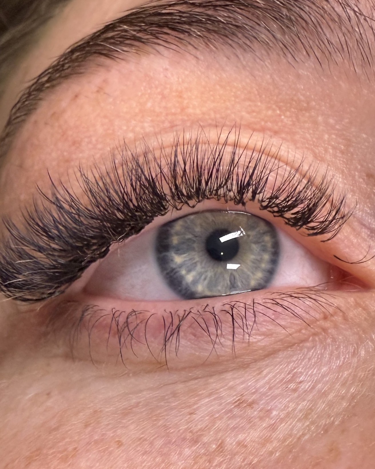 Close-up van een oog met volle wimperextensions