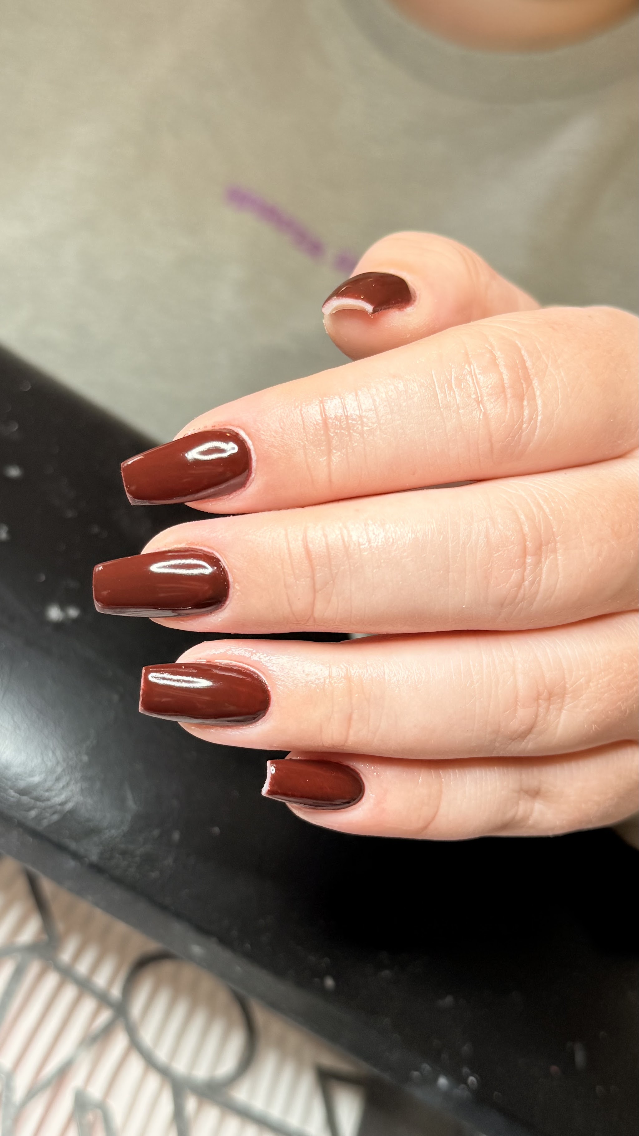 Glanzende roodbruine vierkante nagels