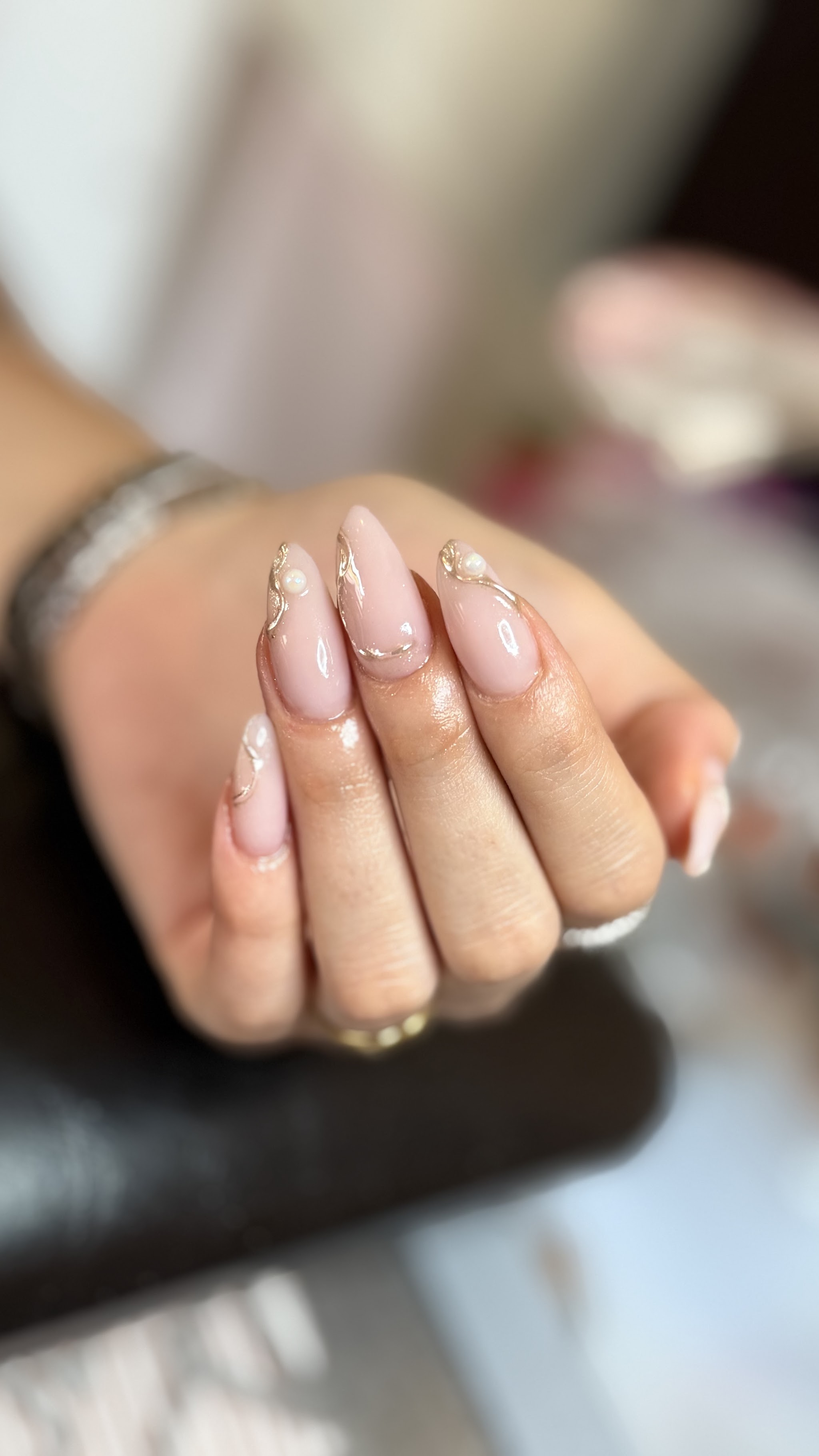 Nude amandelnagels met gouden flakes, gezet bij J’s Beautybar