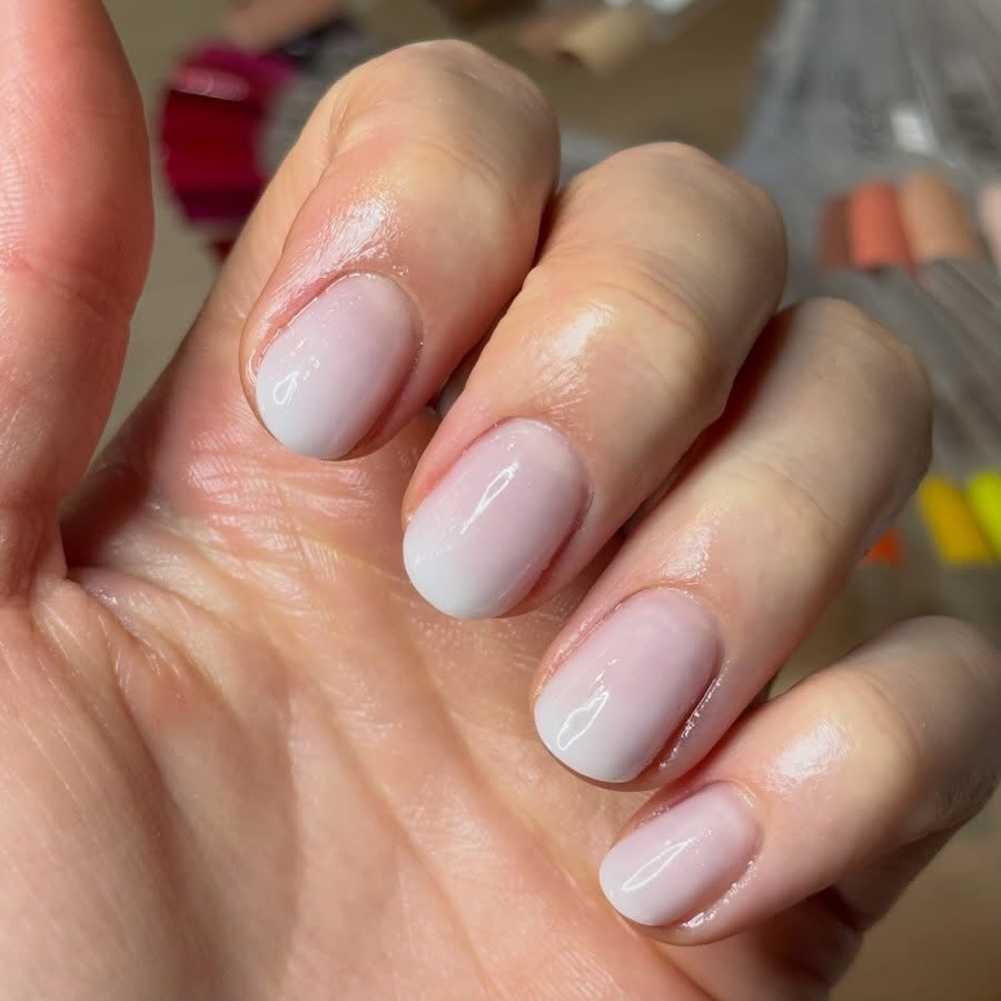 Close-up van nude gellak op korte nagels
