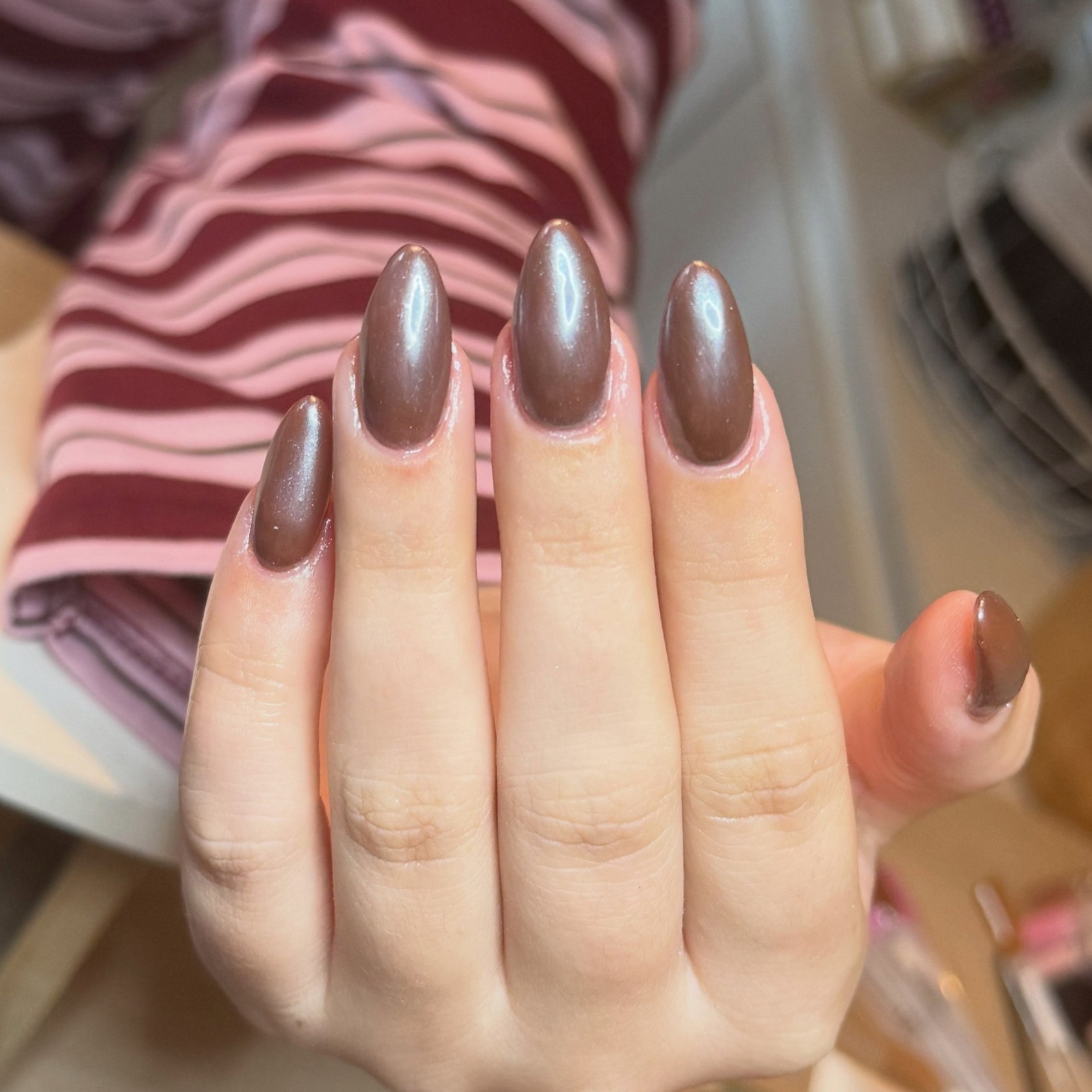 Bruine amandelnagels met chrome