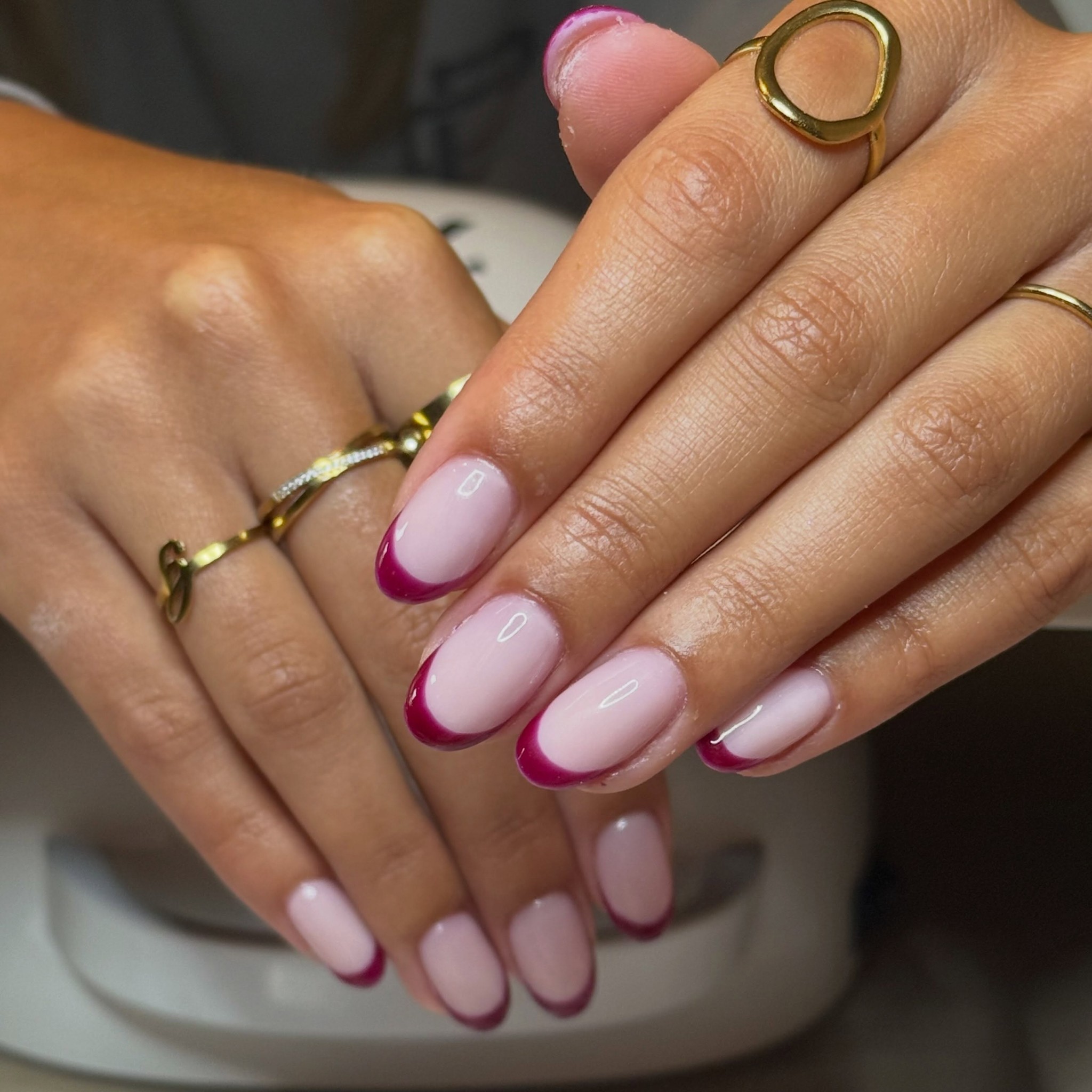 Roze nagels met een French in magenta